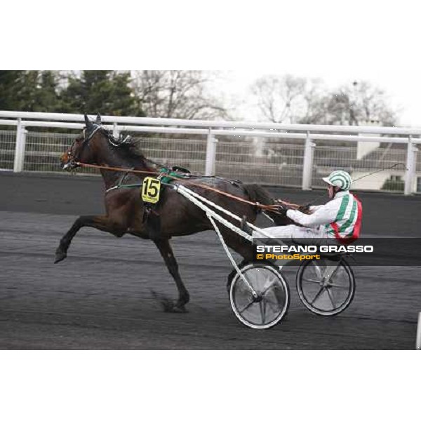 Frank Nivard with Meaulnes du Corta leads before the hill of the Prix d\' Amerique 2009 Paris-Vincennes, 25th january 2009 ph. Stefano Grasso