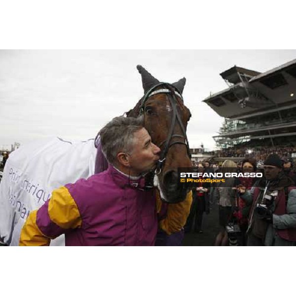 Pierre Levesque kisses Meaulnes du Corta after winning, as a trainer, the Prix d\' Amerique 2009 Paris-Vincennes, 25th january 2009 ph. Stefano Grasso