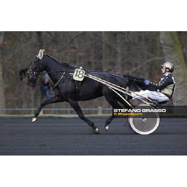Jorma Kontio warming up with Opal Viking before the start of the Prix d\' Amerique 2009 Paris-Vincennes, 25th january 2009 ph. Stefano Grasso