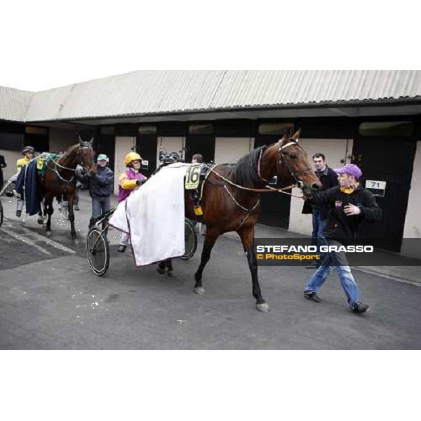 Pierre Levesque with Offshore Dream enters the track followed by Meaulnes du Corta Paris-Vincennes, 25th january 2009 ph. Stefano Grasso