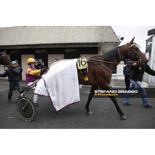 Pierre Levesque with Offshore Dream enters the track followed by Meaulnes du Corta Paris-Vincennes, 25th january 2009 ph. Stefano Grasso