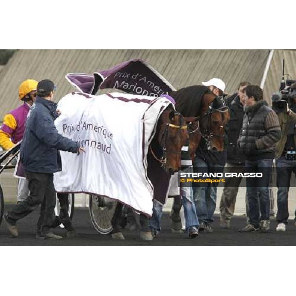 Pierre Levesque with Offshore Dream and Exploit Caf come back to the stable after warming up - close to them Fabrice Souloy Paris-Vincennenes, 25th january 2009 ph. Stefano Grasso