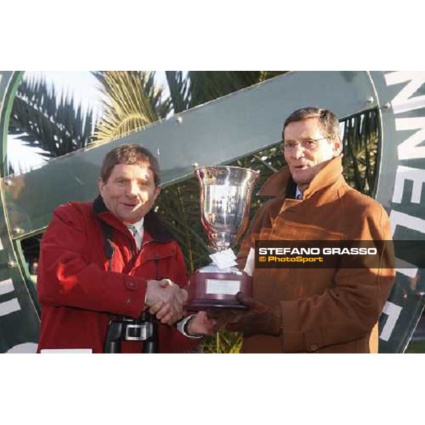 Gen. Filiberto Cecchi congratulates with Josef Vana, trainer of Paracchini, winner of the 59.a Gran Corsa Siepi di Roma. Roma, 15th february 2009 ph. Stefano Grasso