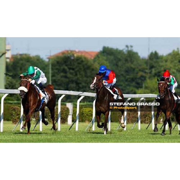last few meters of Premio Mario Incisa - Vale Mantovani at left leads Premio Mario Incisa Milan San Siro 20th june 2004 ph. Stefano Grasso