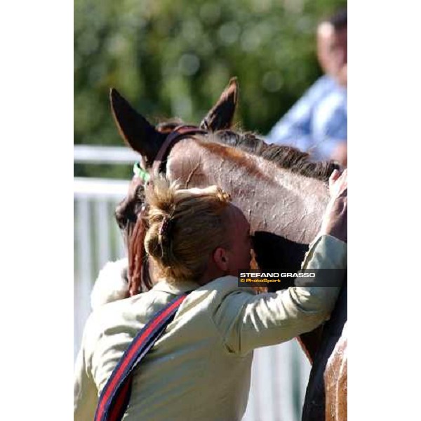 a kiss to Vale Mantovani from her groom Premio Mario incisa Milan San Siro 20th june 2004 ph. Stefano Grasso