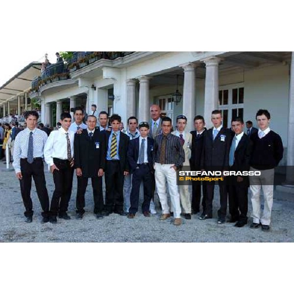 Enrico Querci con gli allievi del corso fantini dell\' Alfea- Pisa Ippodromo S.Rossore Gran Premio di Milano Milan San Siro 20th june 2004 ph. Stefano Grasso