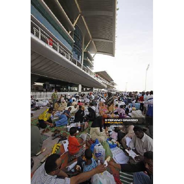 racegoers at the Dubai World Cup Dubai - Nad El Sheba, 28th march 2009 ph. Stefano Grasso