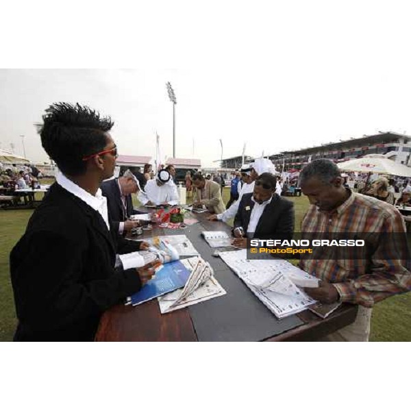 racegoers at the Dubai World Cup Dubai - Nad El Sheba, 28th march 2009 ph. Stefano Grasso