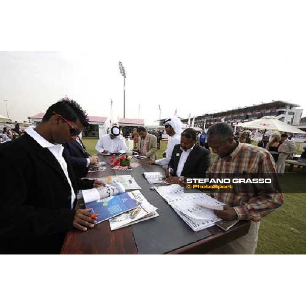 racegoers at the Dubai World Cup Dubai - Nad El Sheba, 28th march 2009 ph. Stefano Grasso