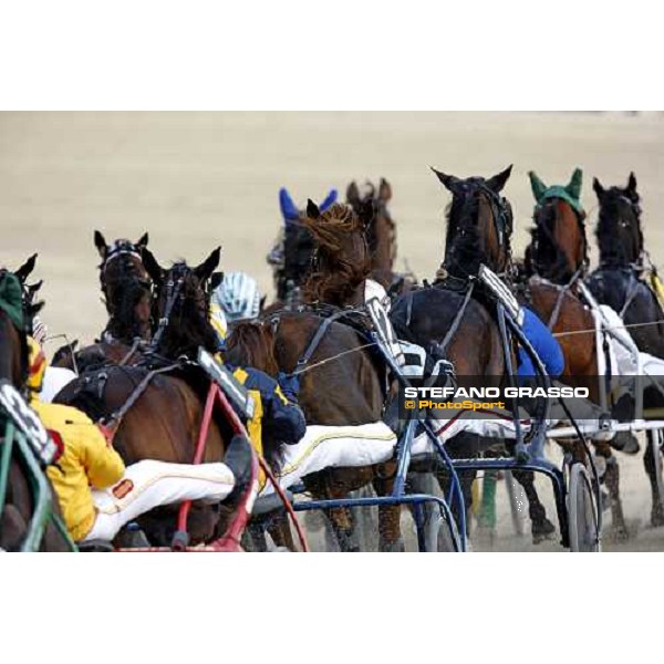 the horses turn the last bend during he Gran Premio d\' Europa Filly Milan, 25th april 2009 ph. Stefano Grasso