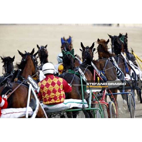 the horses turn the last bend during he Gran Premio d\' Europa Filly Milan, 25th april 2009 ph. Stefano Grasso