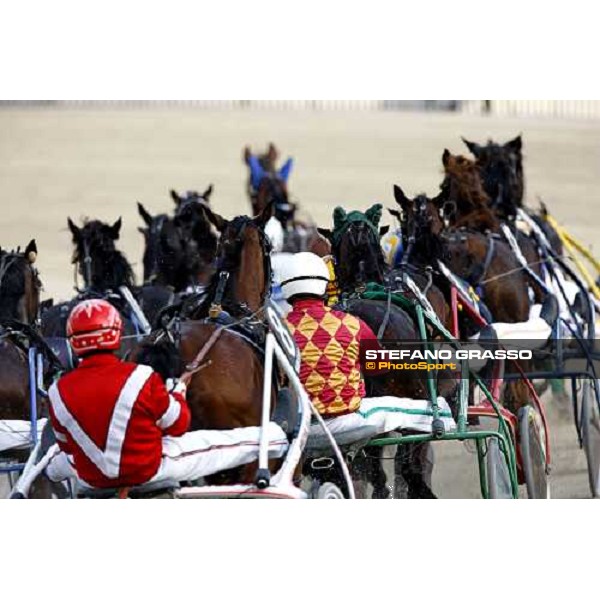 the horses turn the last bend during he Gran Premio d\' Europa Filly Milan, 25th april 2009 ph. Stefano Grasso