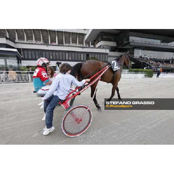 Pietro Gubellini parades with his sons and Lover Power after winning the Gran Premio d\' Europa Filly Milan, 25th april 2009 ph. Stefano Grasso