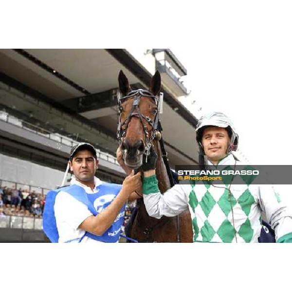 Andrea Guzzinati poses with Lisa America after winning the Gran Premio d\' Europa Milan, 25th april 2009 ph. Stefano Grasso