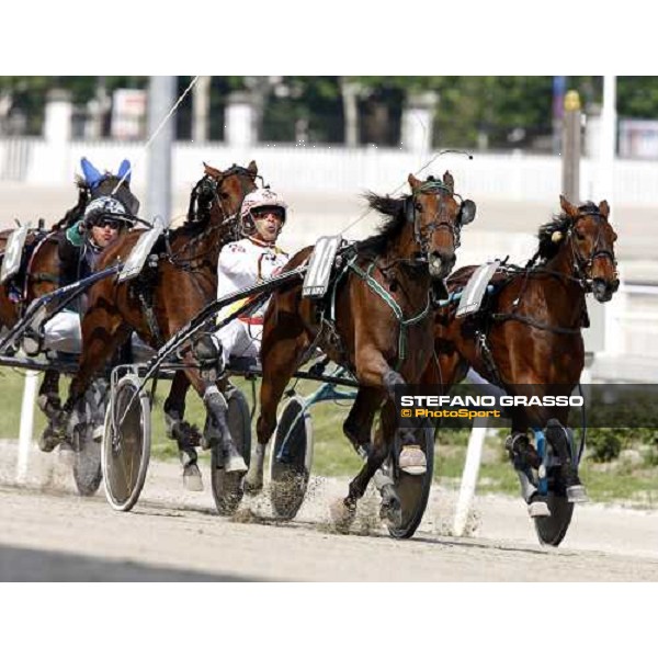 Roberto Vecchione with Malesia goes tio win the Premio Emilia Milan, 25th april 2009 ph. Stefano Grasso