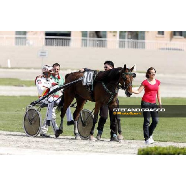Roberto Vecchione with Malesia parading after winning the Premio Emilia Milan, 25th april 2009 ph. Stefano Grasso