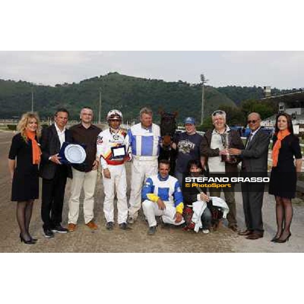 giving prize for Roberto Vecchione and the connection winners with Marimari of Gran Premio Maschio Angioino Napoli, 2st may 2009 ph. Stefano Grasso