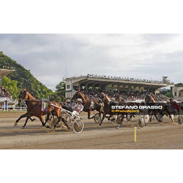 Algiers Hall and Bjorn Goop with Opal Viking lead the group during the first turn of the final of the 60° Gran Premio Lotteria - Trofeo Snai, followed by Ismos Fp, Oiseau de Feux and Island Effe Napoli, 3rd may 2009 ph. Stefano Grasso