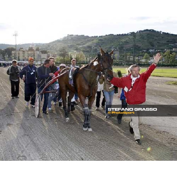 Pietro Gubellini with island Effe comes back in triumph after winning the 60°Gran Premio Lotteria - Trofeo Snai Napoli, 3rd may 2009 ph. Stefano Grasso