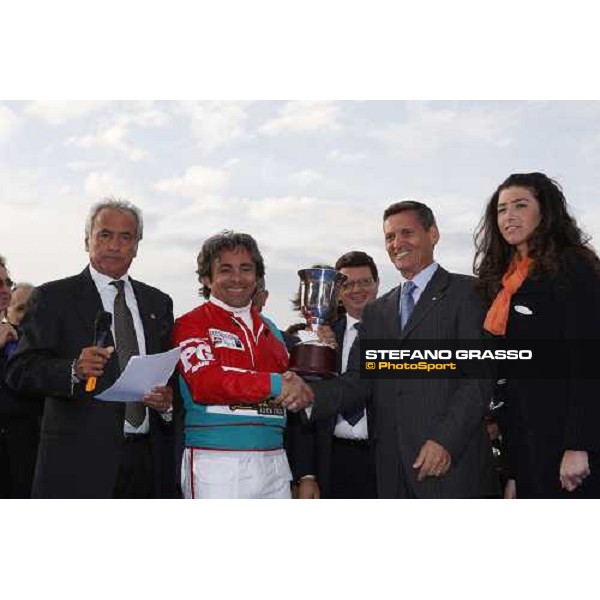 giving prize for Pietro Gubellini winner with island Effe of the the 60° Gran Premio Lotteria - Trofeo Snai Napoli, 3rd may 2009 ph. Stefano Grasso