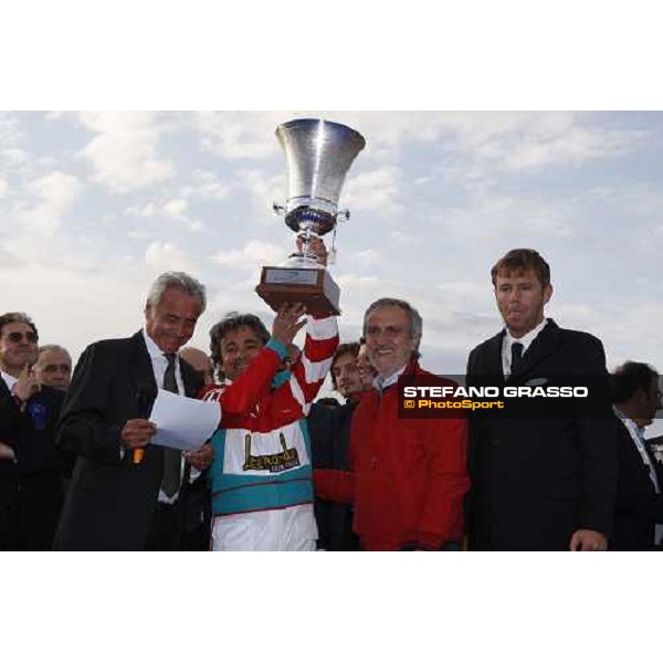 giving prize for Pietro Gubellini winner with island Effe of the the 60° Gran Premio Lotteria - Trofeo Snai Napoli, 3rd may 2009 ph. Stefano Grasso