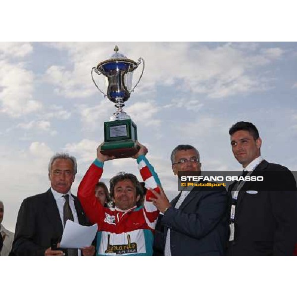 giving prize for Pietro Gubellini winner with island Effe of the the 60° Gran Premio Lotteria - Trofeo Snai Napoli, 3rd may 2009 ph. Stefano Grasso