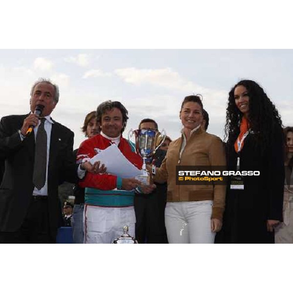 giving prize for Pietro Gubellini winner with island Effe of the the 60° Gran Premio Lotteria - Trofeo Snai Napoli, 3rd may 2009 ph. Stefano Grasso