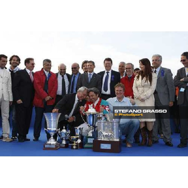 the group photo during the giving prize for Pietro Gubellini winner with island Effe of the the 60° Gran Premio Lotteria - Trofeo Snai Napoli, 3rd may 2009 ph. Stefano Grasso