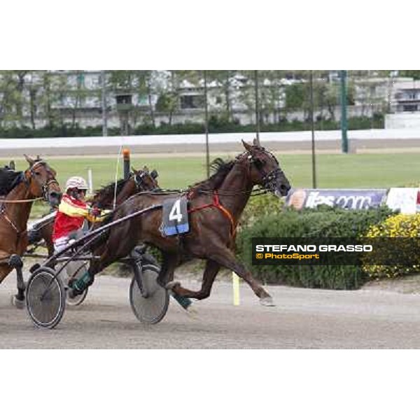 Jean Michel Bazire with Oiseau de Feux wins the 3rd heat of Gran Premio Lotteria - Trofeo Snai NApoli, 3rd may 2009 ph. Stefano Grasso