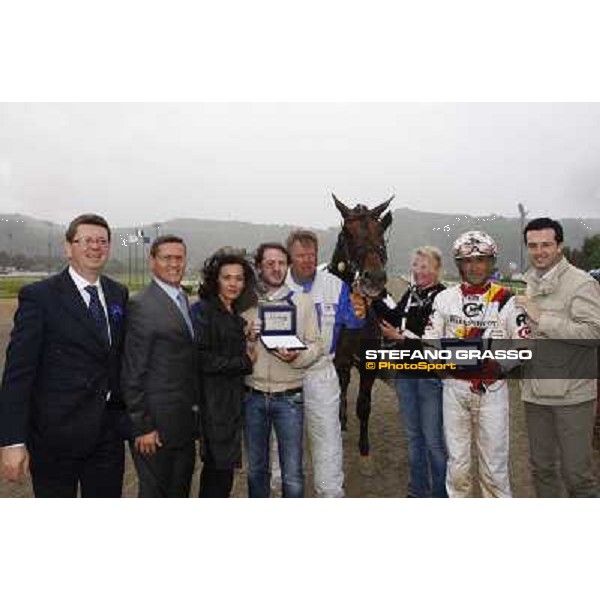 giving prize for the winning connection of Algiers Hall winner of the 1st heat of Gran Premio Lotteria - Trofeo Snai Napoli, 3rd may 2009 ph. Stefano Grasso