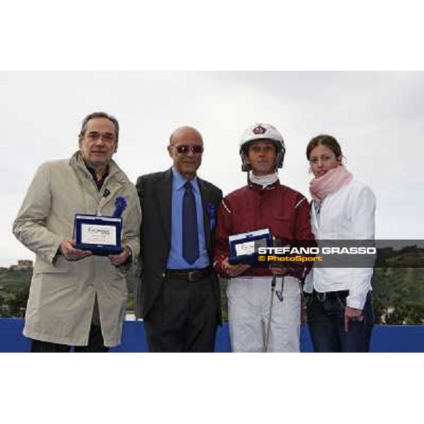 giving prize for Francesco Facci and the winning connection of Gironda As winner of the consolation prize of Gran Premio Lotteria - Trofeo Snai NApoli, 3rd may 2009 ph. Stefano Grasso