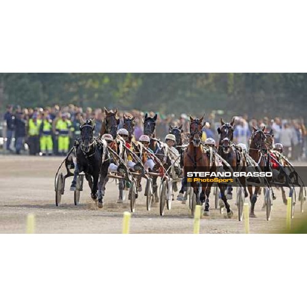 at the first turn of the final of the 60¡ Gran Premio Lotteria - Trofeo Snai Algiers Hall and Opal Viking lead the group, followed by Oiseau de Feux and Island Effe Napoli, 3rd may 2009 ph. Stefano Grasso
