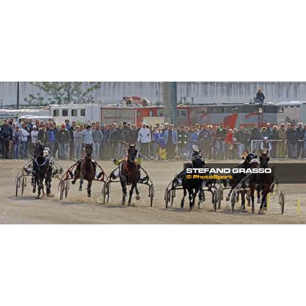the horses enter the straight of the final the 60¡ Gran Premio Lotteria - Trofeo Snai - Ghibellino, island Effe, Oiseau de Feux, Opal Viking and Algiers Hall Napoli, 3rd may 2009 ph. Stefano Grasso