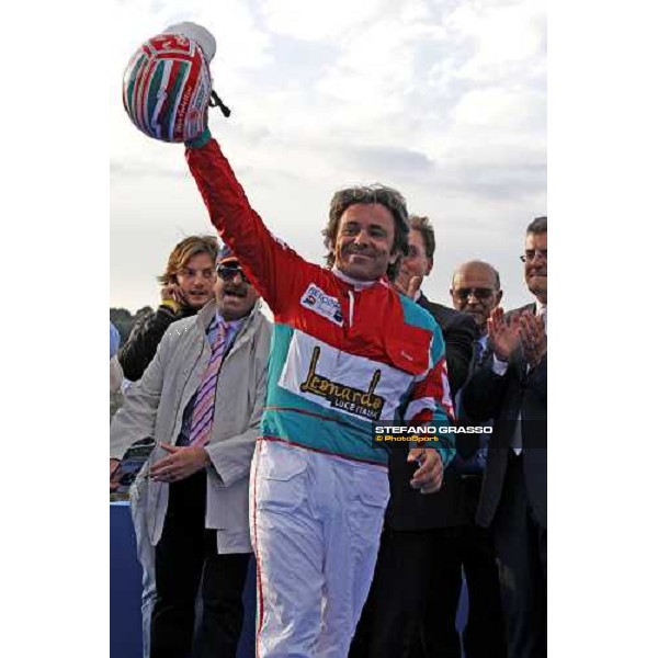 Pietro Gubellini thanks the racegoers after winning the 60¡ Gran Premio Lotteria - Trofeo Snai Napoli, 3rd may 2009 ph. Stefano Grasso