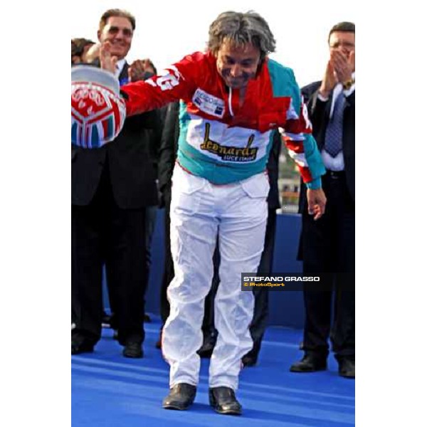 Pietro Gubellini thanks the racegoers after winning the 60¡ Gran Premio Lotteria - Trofeo Snai - back to him - dott. Concetto Mazzareella and avv. Gragnaniello Napoli, 3rd may 2009 ph. Stefano Grasso