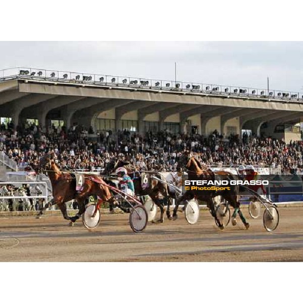 Pietro Gubellini with Island Effe leads at the last 50 meters to the line and goes to win the 60¡ Gran Premio Lotteria - Trofeo Snai beating Ghibellino and Oiseau de Feux Napoli, 3rd may 2009 ph. Stefano Grasso