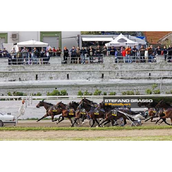 Gironda As leads on Naughty Nunu, Overhaul, For Kellly Park and Gleno Dei during the start of the consolation prize of 60¡ Gran Premio Lotteria - Trofeo Snai Napoli, 3rd may 2009 ph. Stefano Grasso