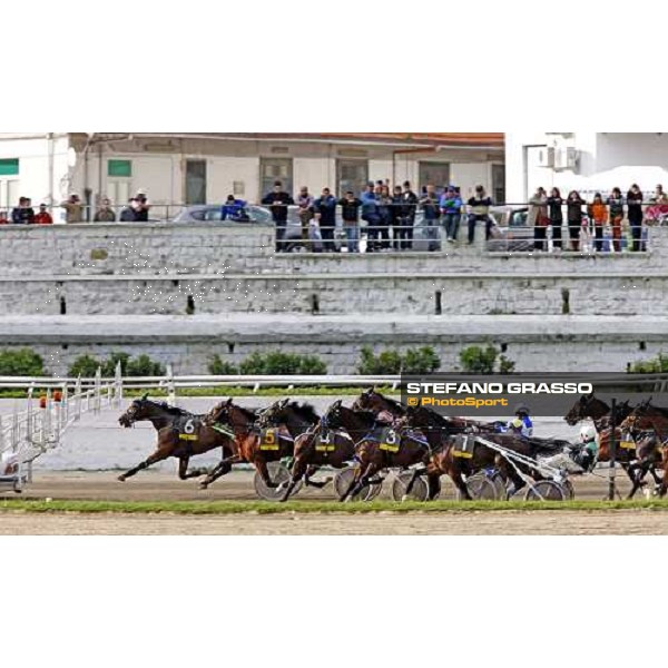 Gironda As (6) leads on Naughty Nunu at the start of the consolation prize of 60¡ Gran Premio Lotteria - Trofeo Snai Napoli, 3rd may 2009 ph. Stefano Grasso