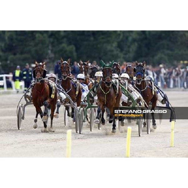 Gironda As and Naughty Nunu lead during the first turn of the consolation prize of 60¡ Gran Premio Lotteria - Trofeo Snai Napoli, 3rd may 2009 ph. Stefano Grasso