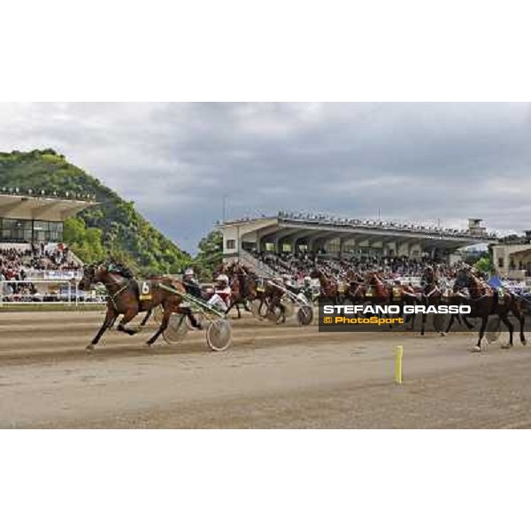 Francesco Facci wins with Gironda As the consolation prize of 60¡ Gran Premio Lotteria - Trofeo Snai Napoli, 3rd may 2009 ph. Stefano Grasso