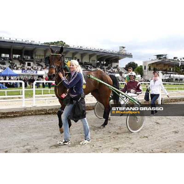 Francesco Facci parading with Gironda As after winning the consolation prize of 60¡ Gran Premio Lotteria - Trofeo Snai Napoli, 3rd may 2009 ph. Stefano Grasso