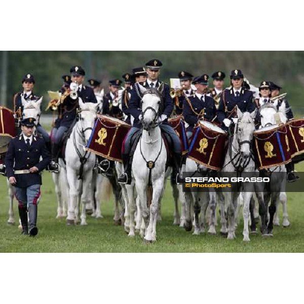 The Fanfara of Polizia a Cavallo performing before the start of the final of 60¡ Gran Premio Lotteria - Trofeo Snai Napoli, 3rd may 2009 ph. Stefano Grasso