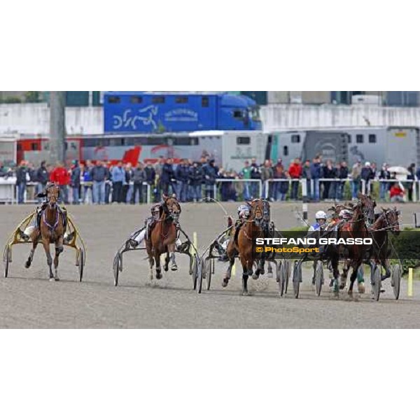on the straight Jean Michel Bazire with Oiseau de Feux leads and goes to win the 3rd heat of the 60¡ Gran Premio Lotteria - Trofeo Snai Napoli, 3rd may 2009 ph. Stefano Grasso