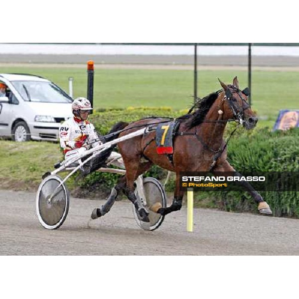 Roberto Vecchione with Algierss Hall goes to win the 1st heat of the 60¡ Gran Premio Lotteria - Trofeo Snai Napoli, 3rd may 2009 ph. Stefano Grasso