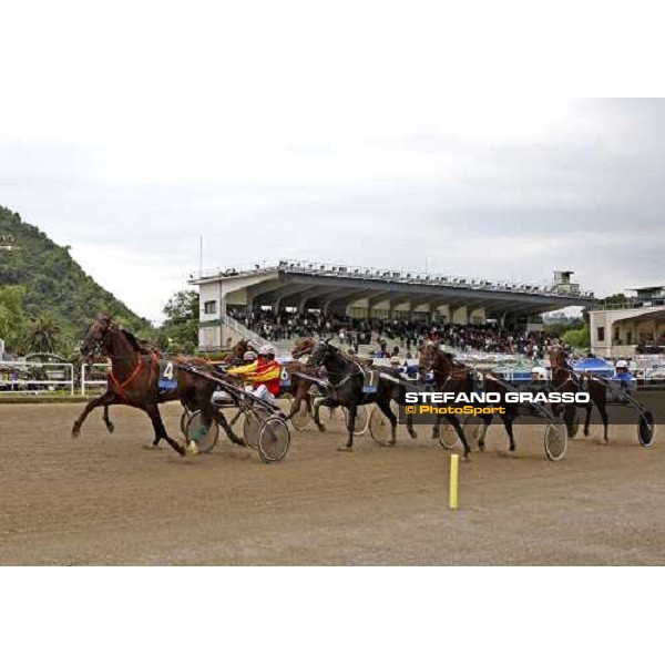Jean Michel Bazire with Oiseau de Feux wins the 3rd heat of the 60¡ Gran Premio Lotteria - Trofeo Snai Napoli, 3rd may 2009 ph. Stefano Grasso