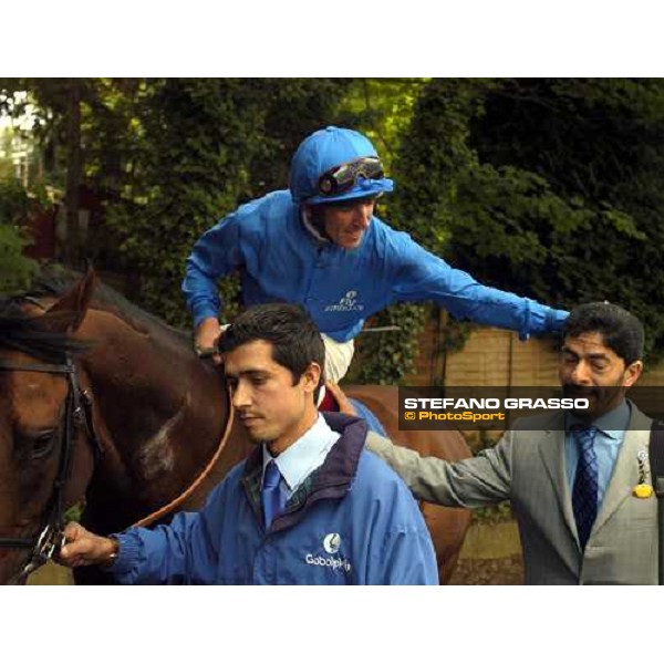 Saeed Bin Suroor gets a pat from frankie after winning on Refuse to Bend pic bill Selwyn 3-7-04