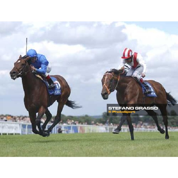 Refuse To Bend 1st (left) and Dettori in Godolphin blue lunge at the line with Warrsan 2nd and Holand 2nd in an Eclipse thriller pic bill Selwyn 3-7-04