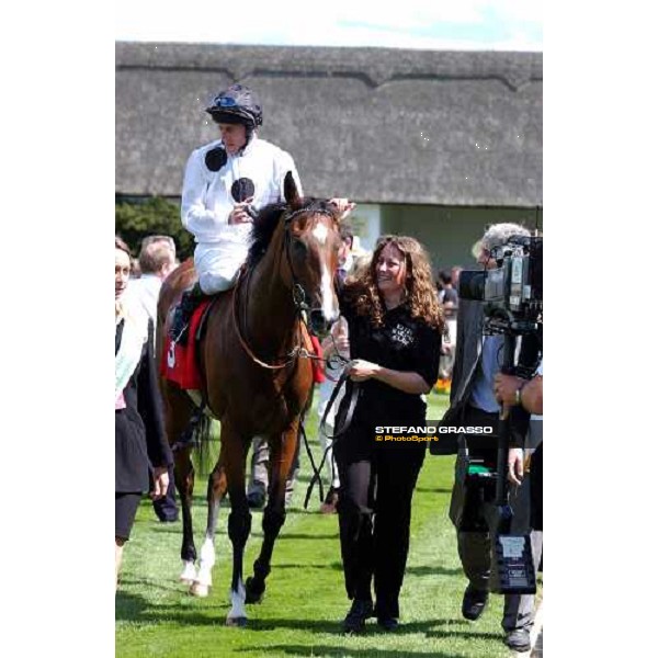 Jhonny Murtagh and Soviet Song come back in the winning enclosure of The Falmouth Stakes Newmarket, 6th june 2004 ph. Stefano Grasso