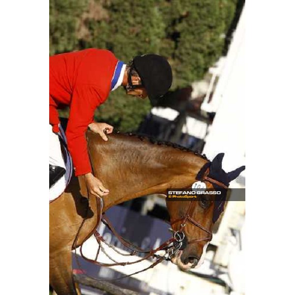 Richard Spooner thanks Cristallo after winning the Meydan Fei Nations Cup Rome, 29th may 2009 ph. Stefano Grasso
