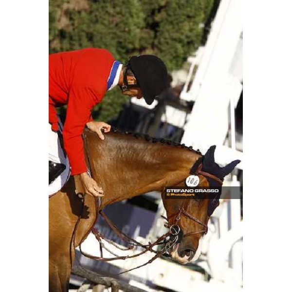 Richard Spooner thanks Cristallo after winning the Meydan Fei Nations Cup Rome, 29th may 2009 ph. Stefano Grasso